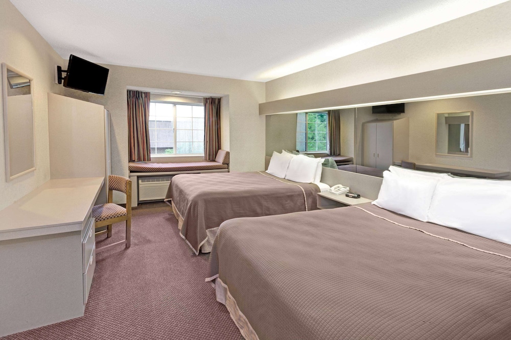 Red Lion Inn & Suites Elk Grove Village, IL 6/42