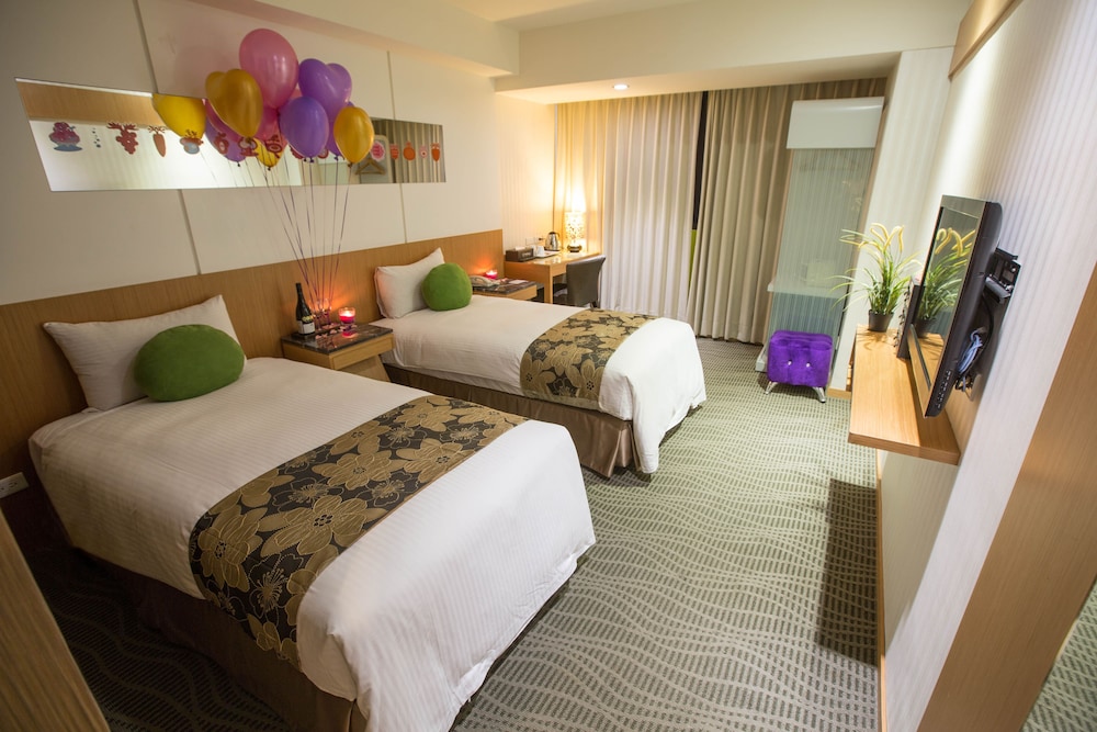 Sunny Hotel 8/24