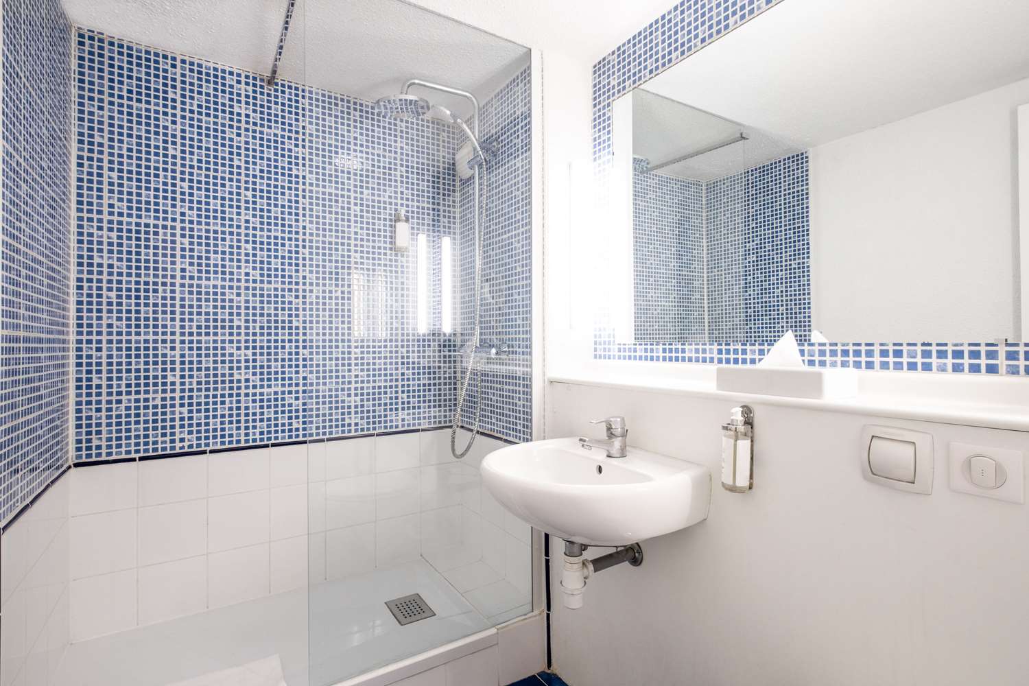 Room, Queen Bed, Comfort Hotel Rungis - Orly 3/3