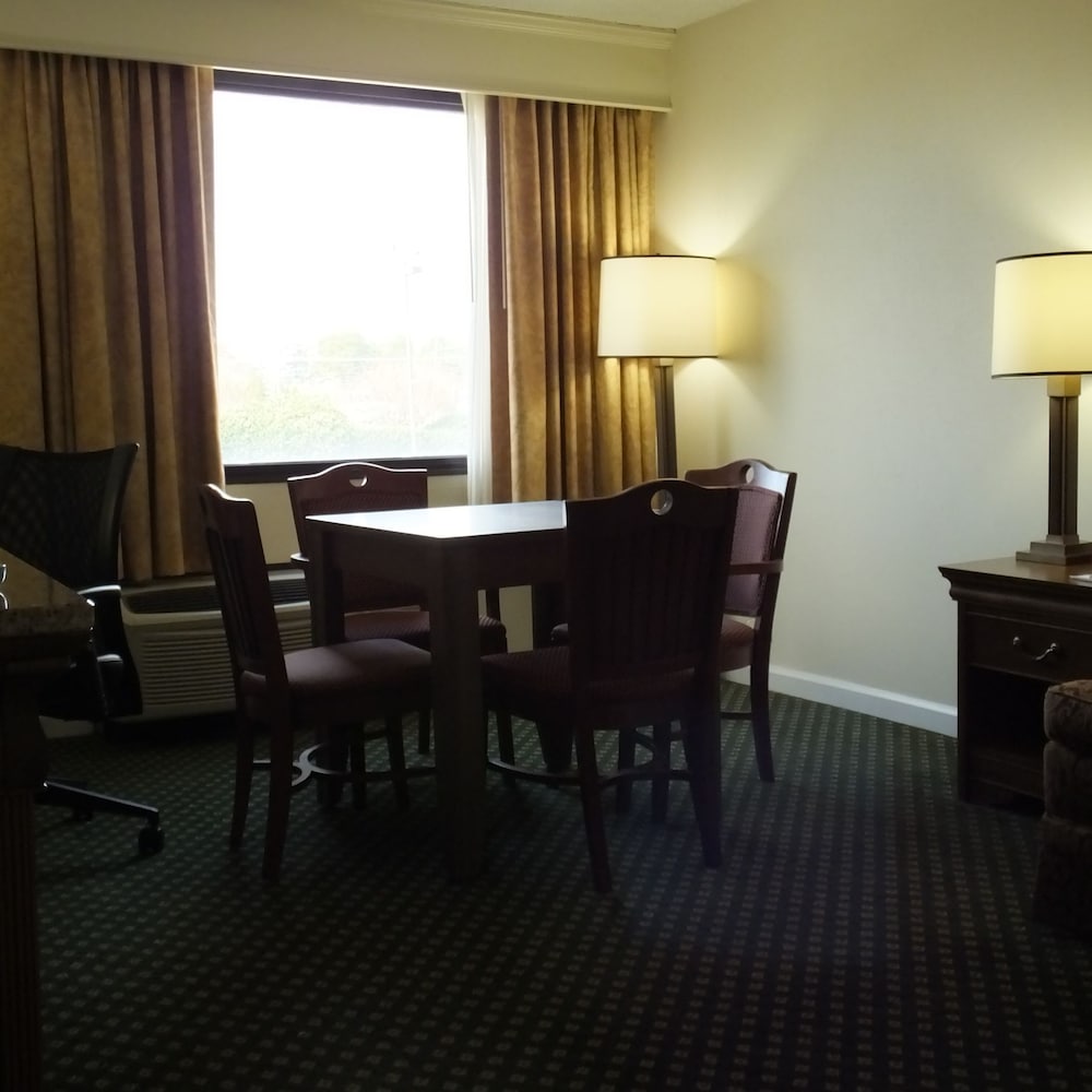 Crowne Plaza Hickory 61/61