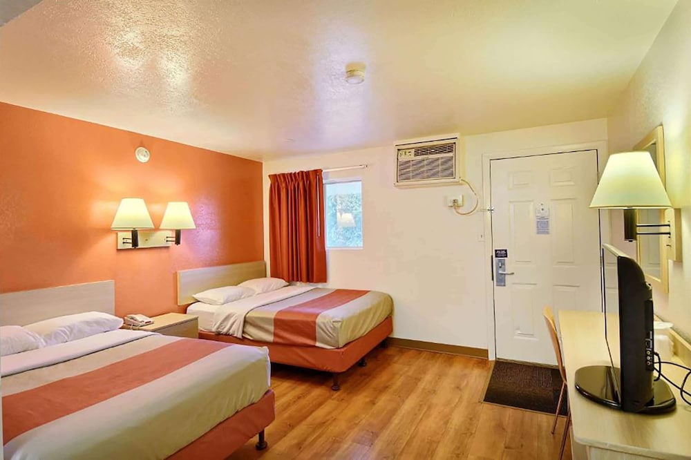 Travelodge by Wyndham Brattleboro VT 17/25