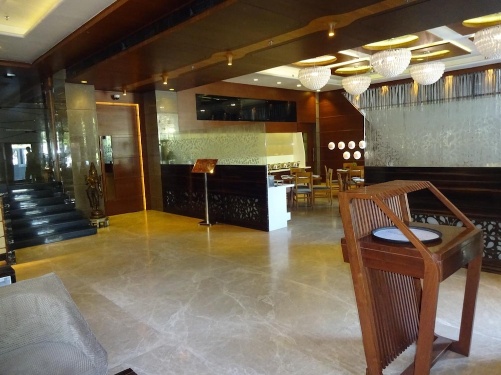 Hotel Cosmopolitan Ahmedabad 8/62