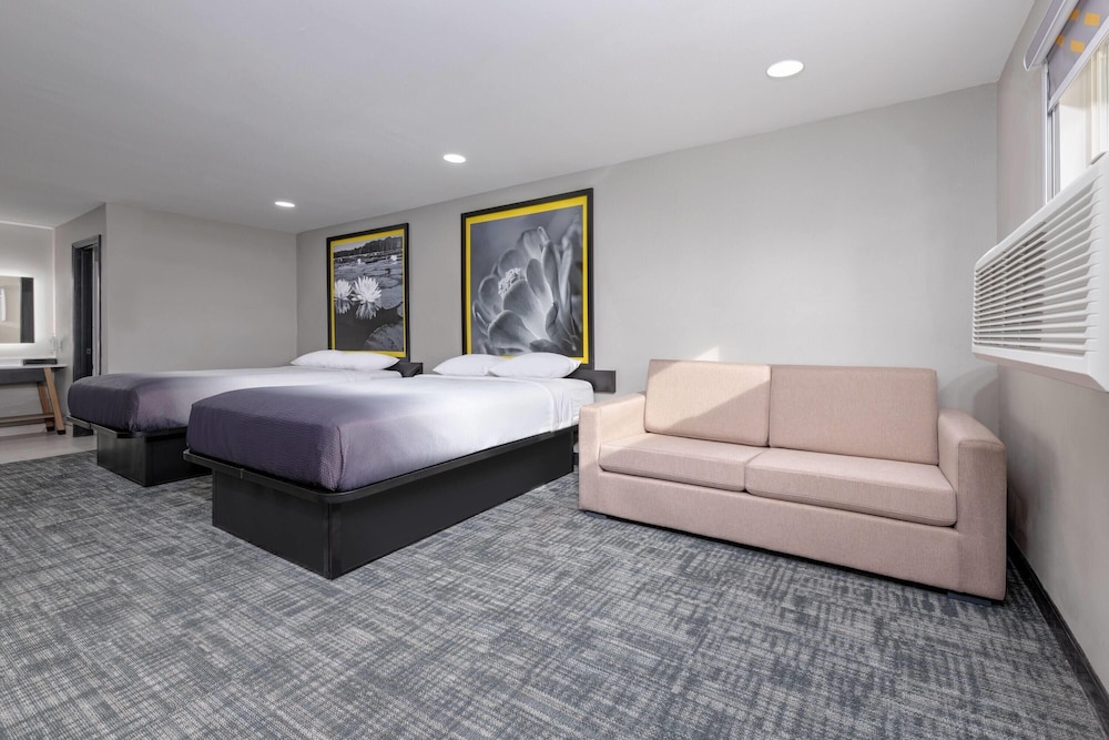 Super 8 by Wyndham Lubbock Airport 30/54