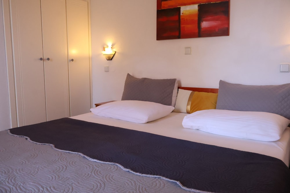 PREMIUM, DOUBLE OR TWIN BED