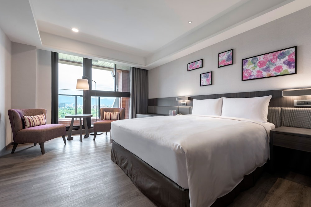 DELUXE, QUEEN BED