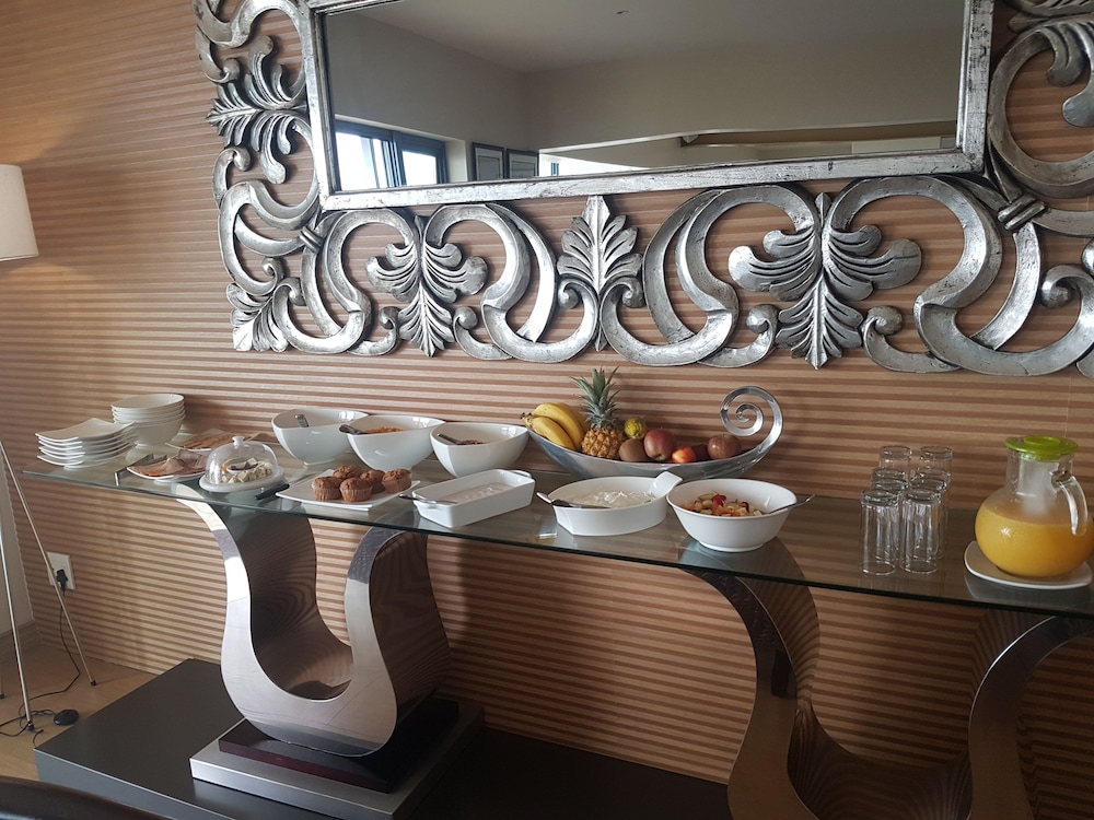 Magellans Hotel 24/50
