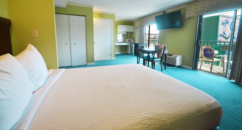Cayman Suites Hotel 30/80