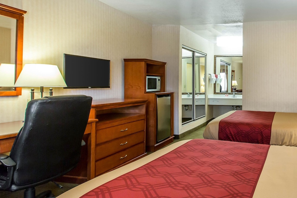 Econo Lodge Inn & Suites Riverside Corona 8/34