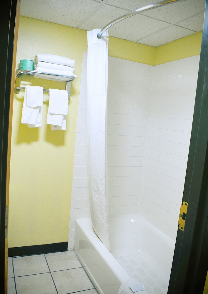 Days Inn by Wyndham Park City Kansas 28/28
