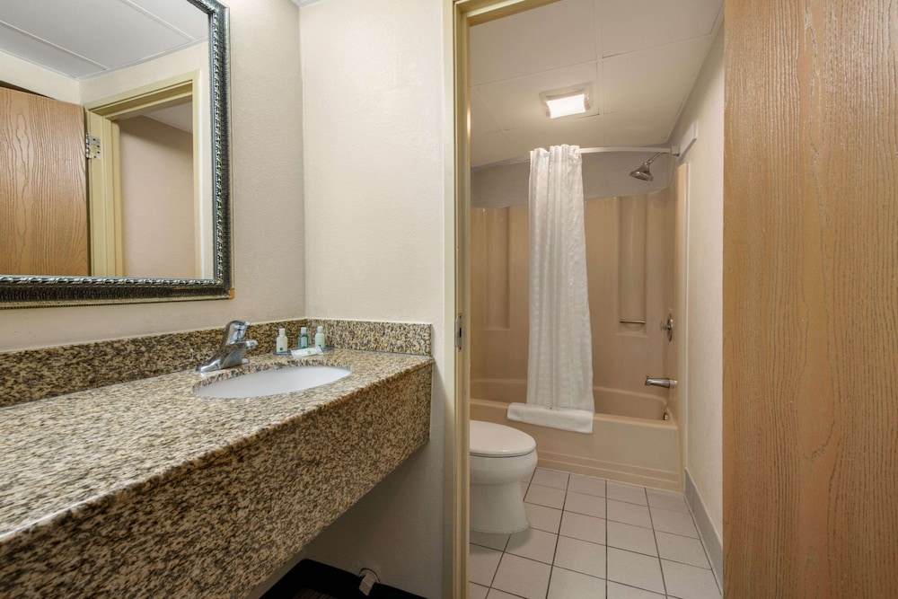 HIBISCUS Inn & Suites 11/43