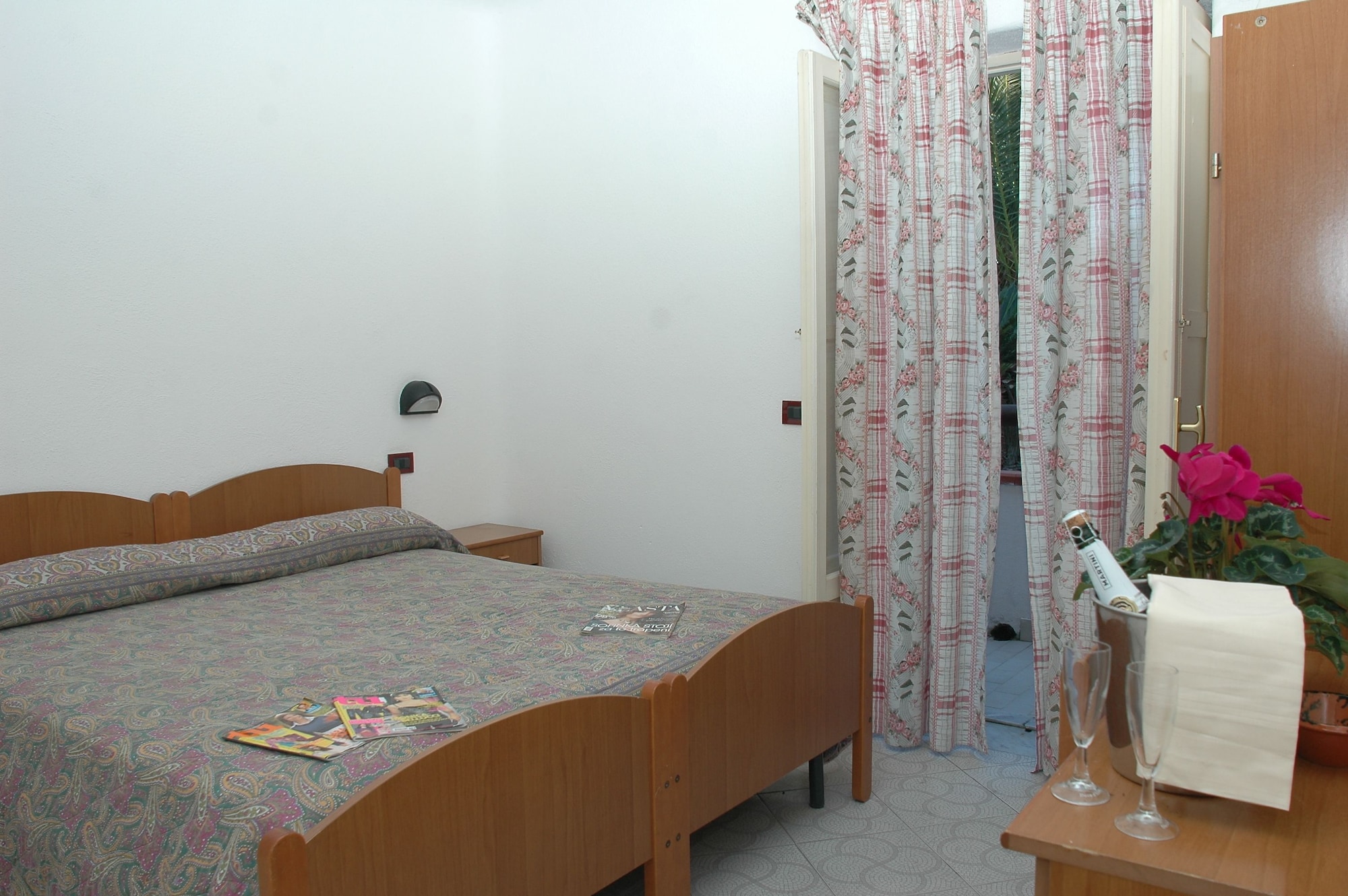 ECONOMY, DOUBLE OR TWIN BED, PRIVATE BATHROOM