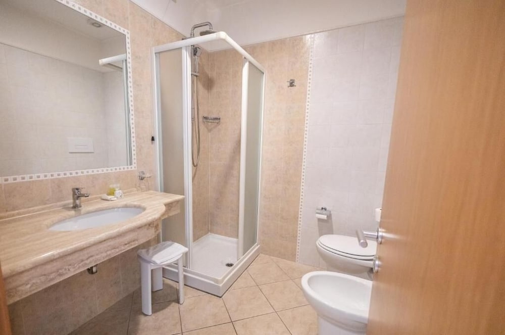 غرفة كومفورت بسرير كوين وسرير فردي بشرفة، Hotel Le Palme 3/3