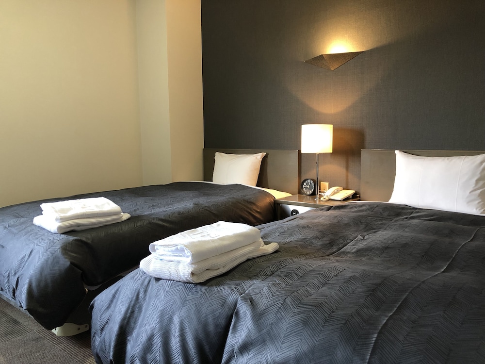 Room, Twin Beds, Smoking