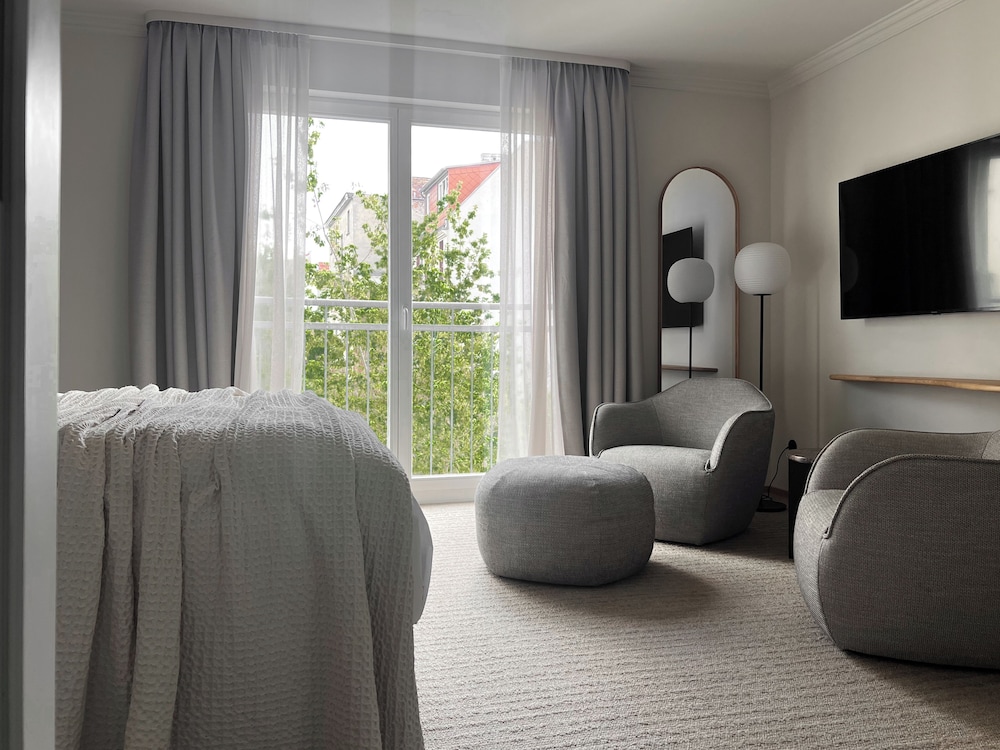 Hotel Adelante 40/59