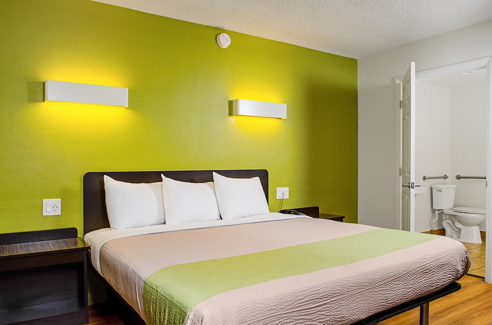 Motel6 Modesto, CA - Downtown 25/49