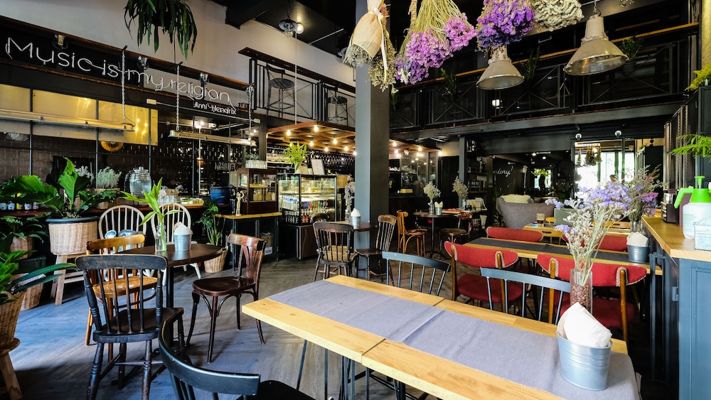 Iron32 Hotel Bar And Bistro 43/68