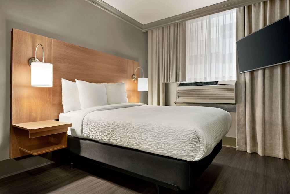 ROOM, DOUBLE BED