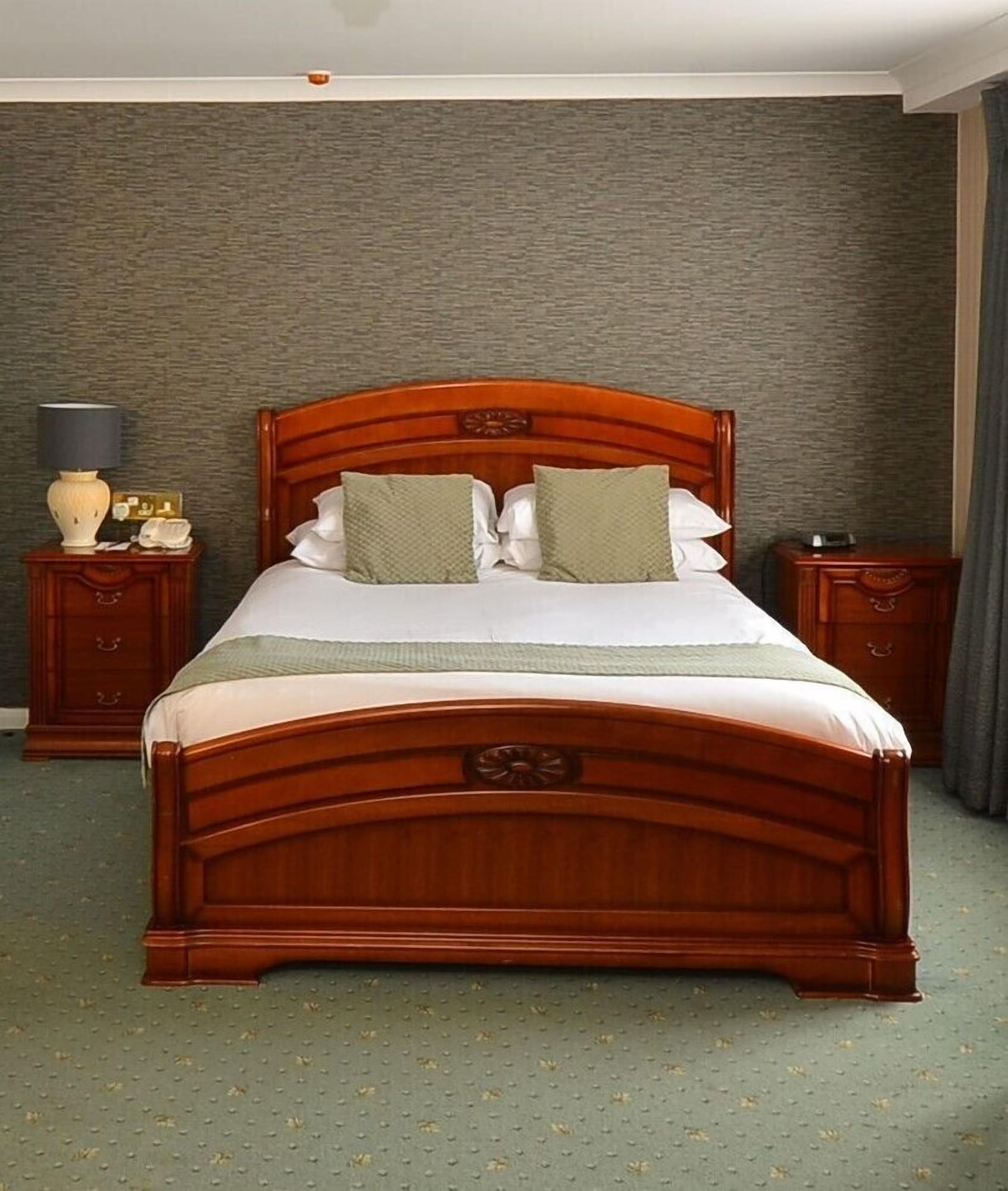 CLUB, KING BED
