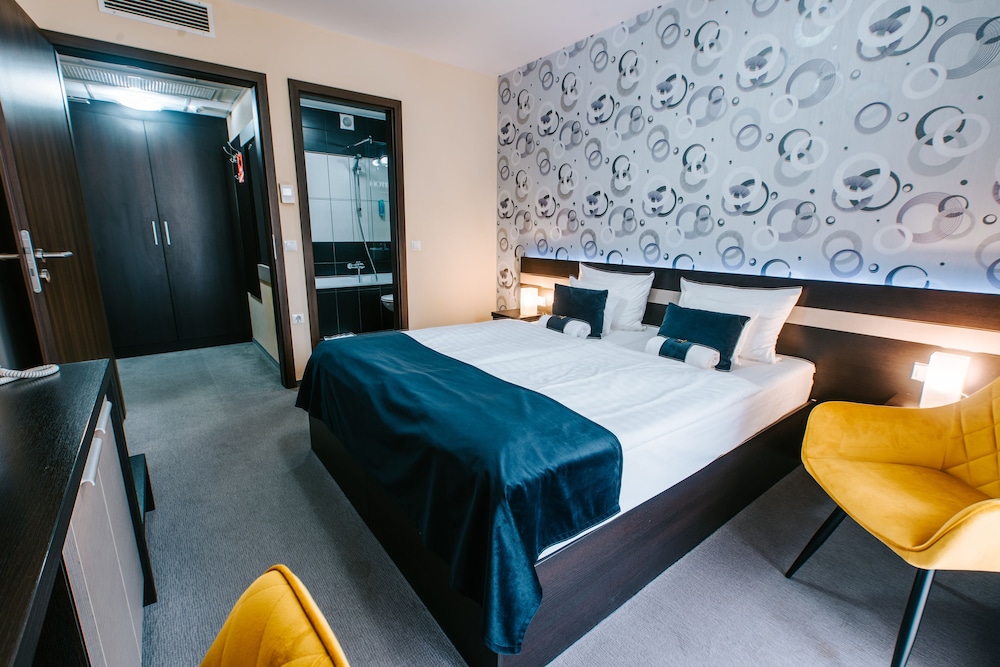 Auris Hotel 8/40