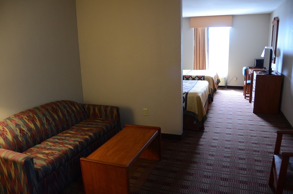 Super 8 by Wyndham Louisville/Expo Center 21/32