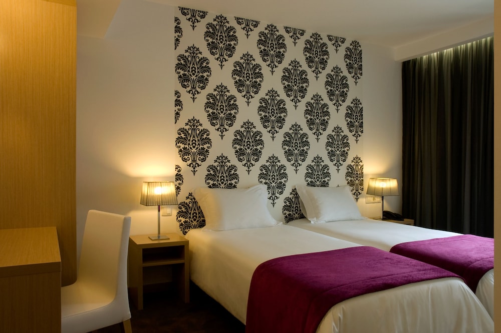 ROOM, DOUBLE OR TWIN BED