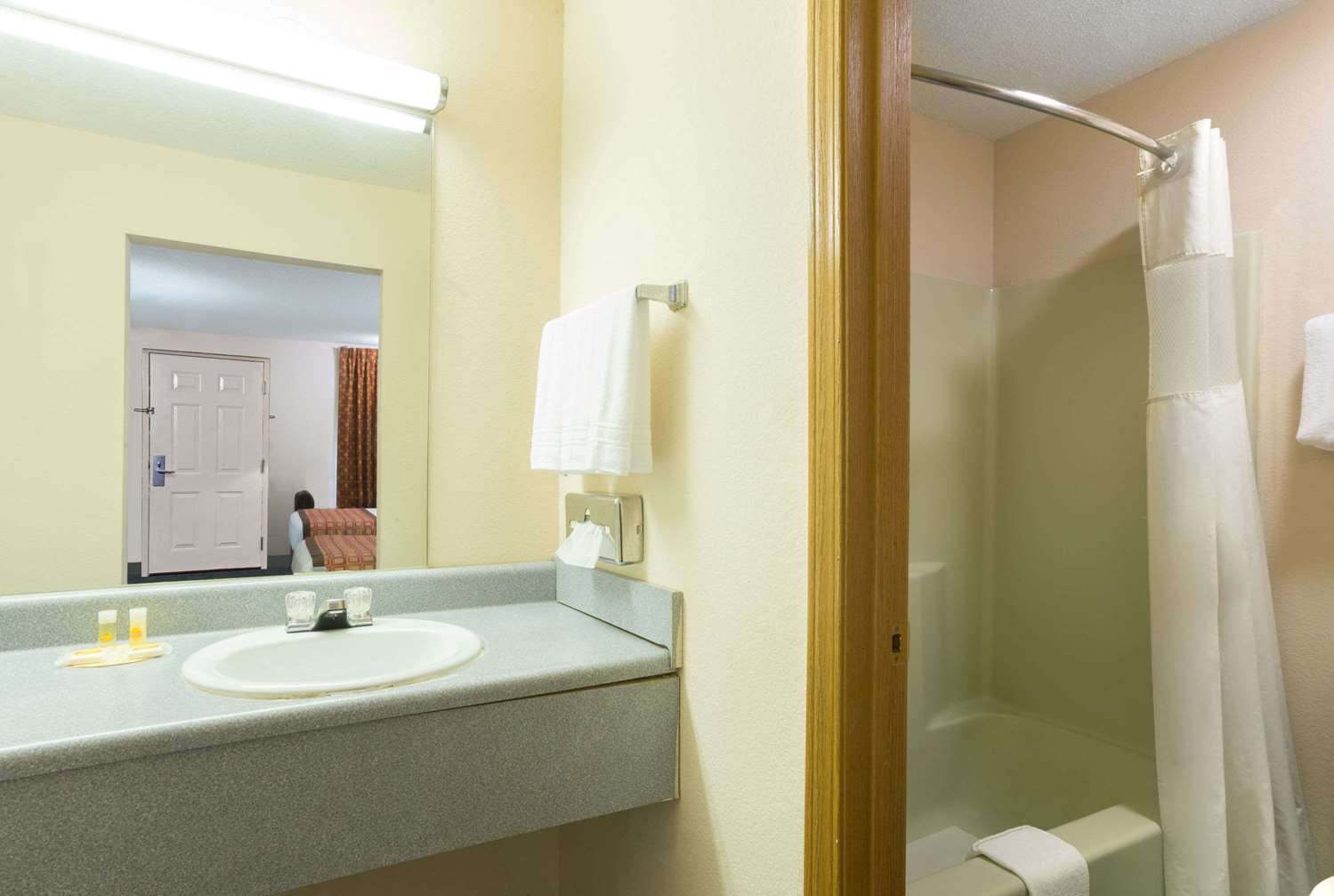 Days Inn By Wyndham Indianapolis East Post Road 53/54