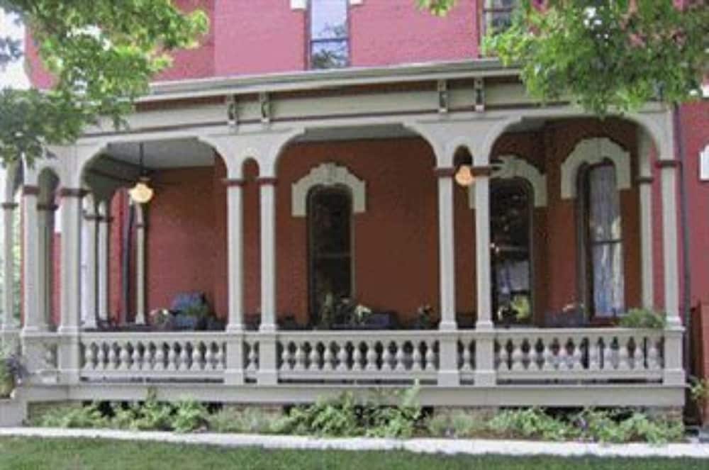 Whiskey Mansion Bed and Breakfast 1/22