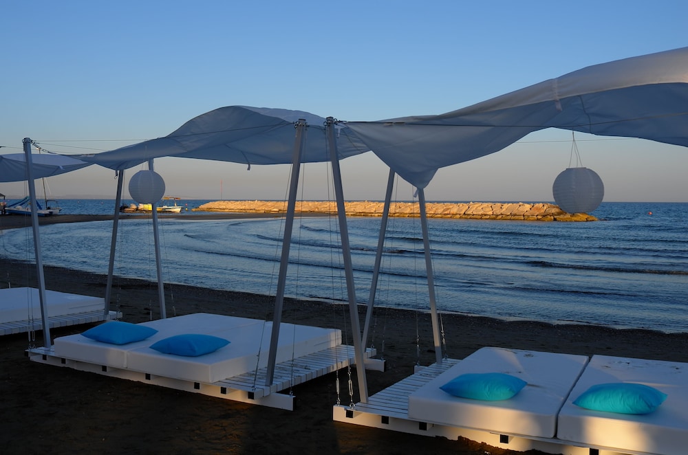 Sandy Beach Hotel & Spa 60/66