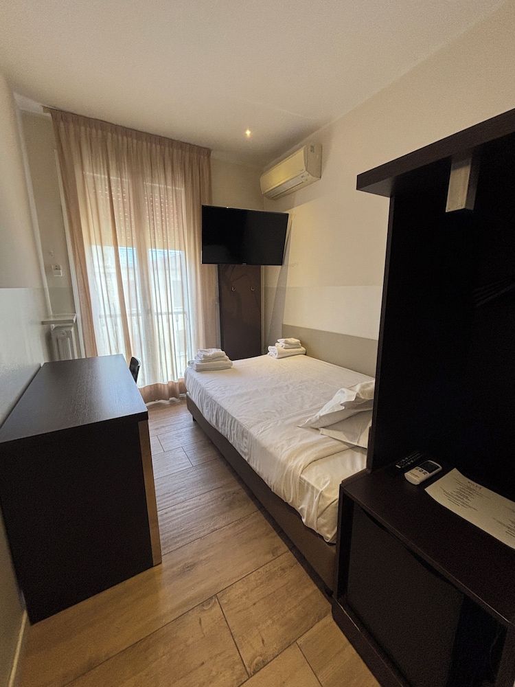 ROOM, SINGLE