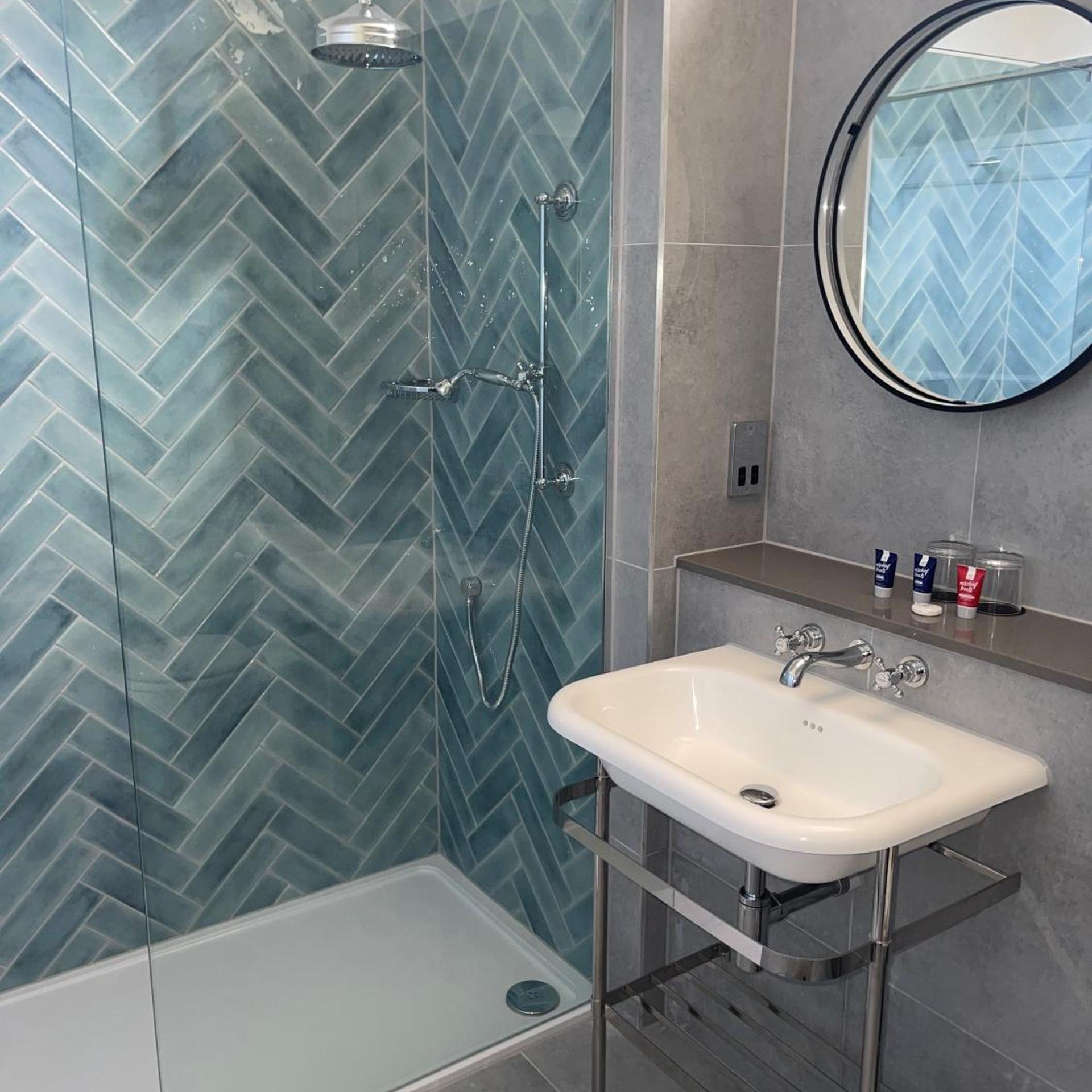 جناح مع أريكة، New Place 3/4
