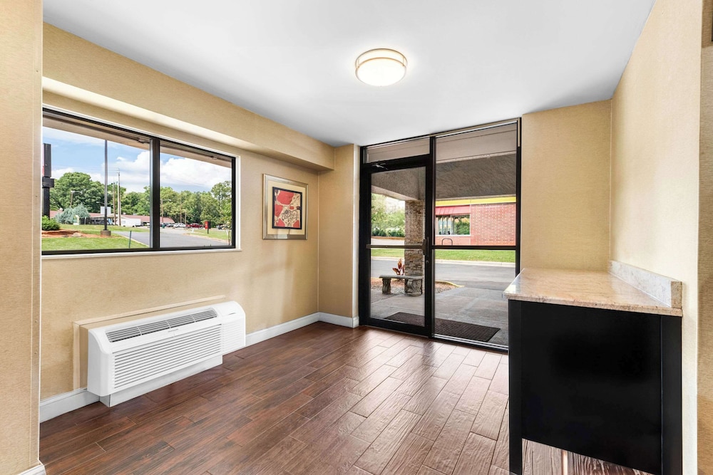 Econo Lodge Charlotte Airport photo5