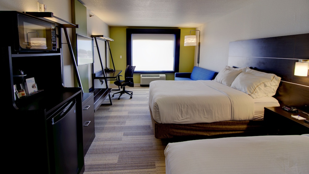 Holiday Inn Express Suites Sioux Center 22/68