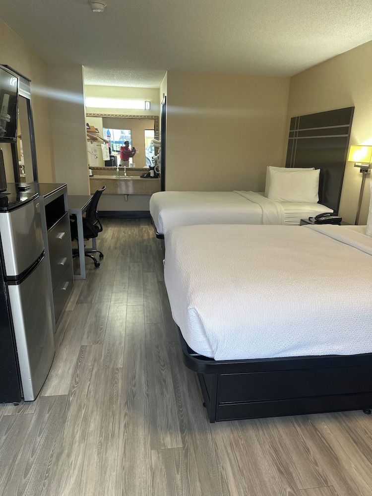 STANDARD, 2 DOUBLE BEDS