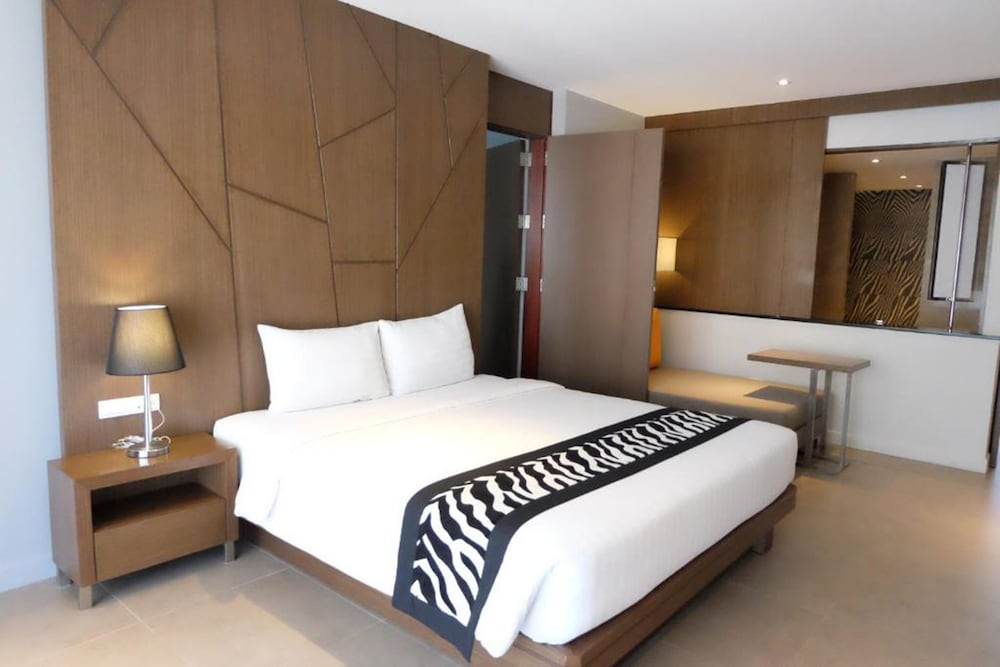Season Five Hotel 18/53
