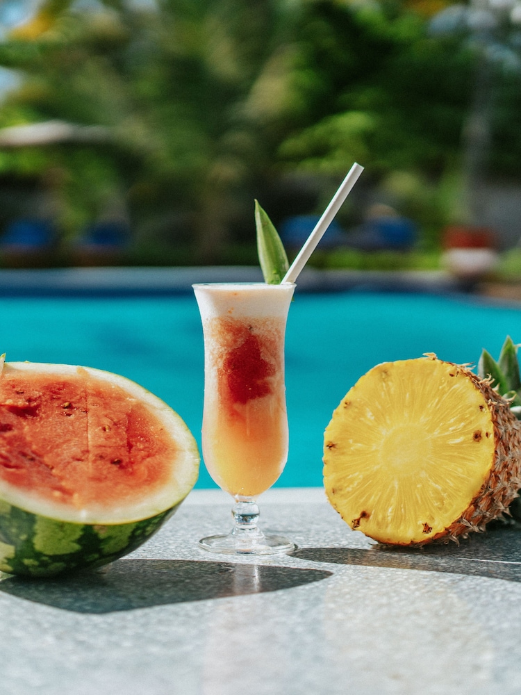 Sunny Palms Beach Bungalows 32/65