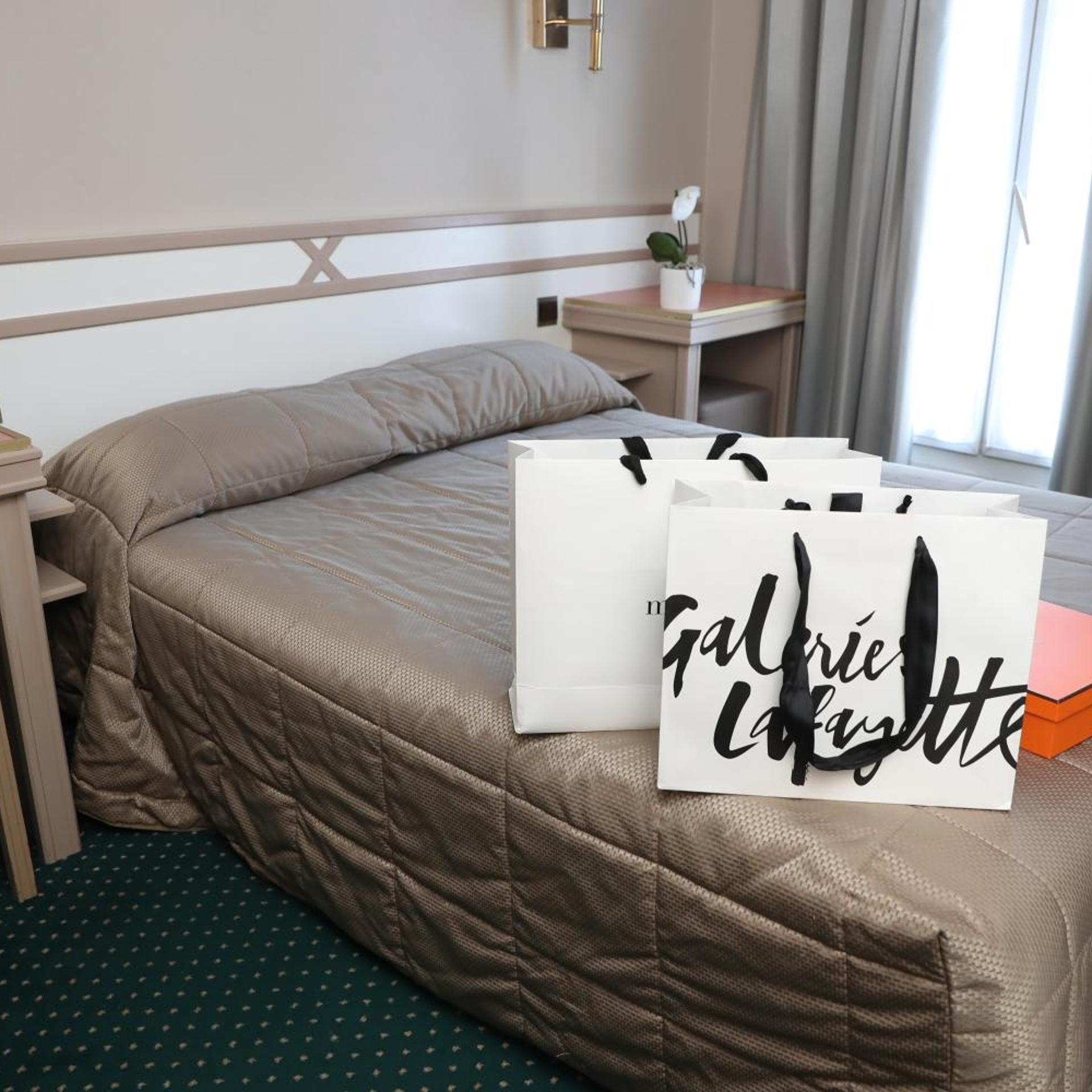 ROOM, SINGLE