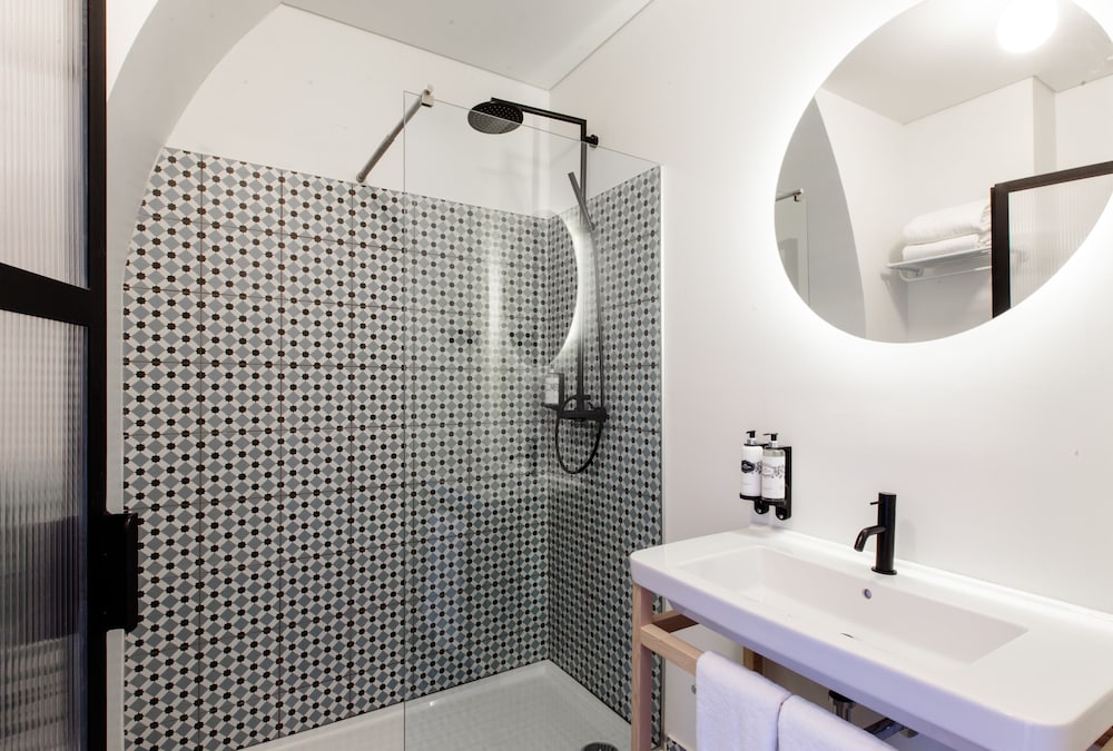 Mixed Dorm, 8 People, Shared Bathroom