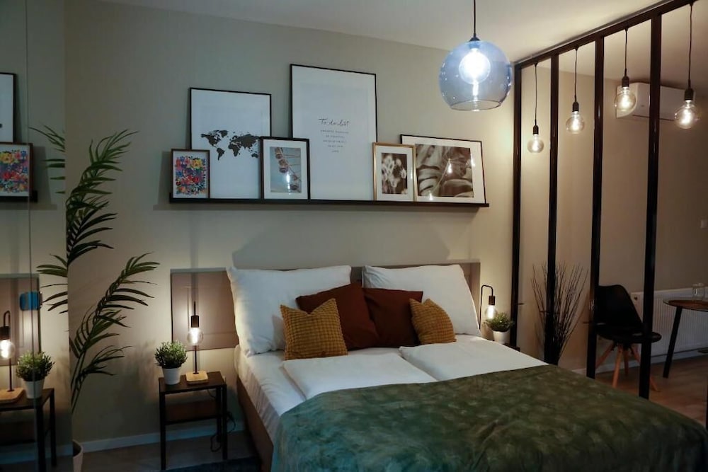 1 BEDROOM, DELUXE, STUDIO