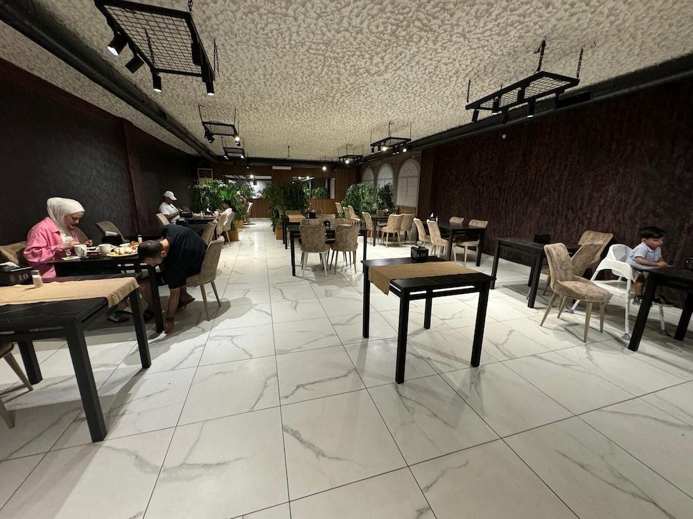 Marina Green Suite Hotel 35/41