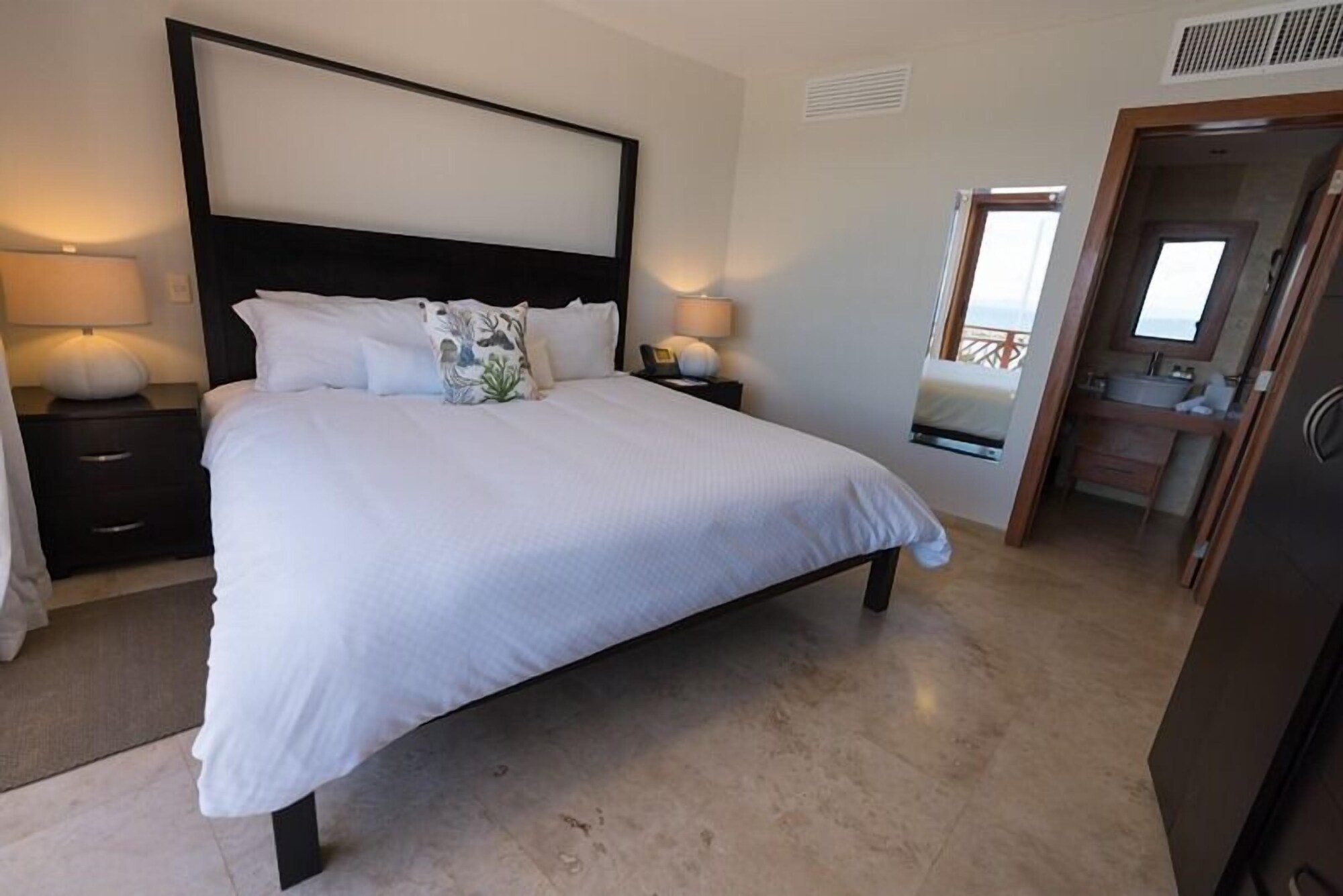 1 Bedroom, Deluxe, Suite, King Bed, Ocean View, Sofa, Kitchenette