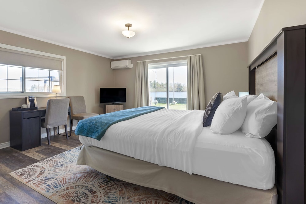 غرفة سيغنتشر بسرير كينج مع أريكة بحوض جاكوزي، Christies Mill Waterfront Resort and Spa 3/10