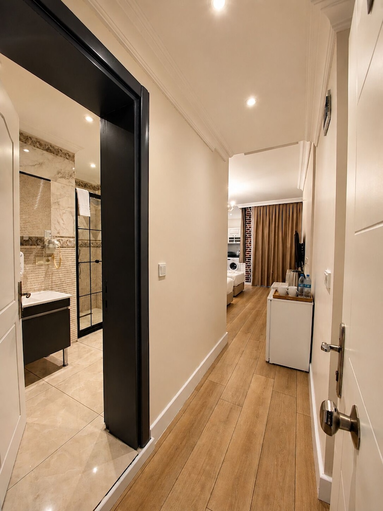 Royal Garden Suite Hotel 25/45