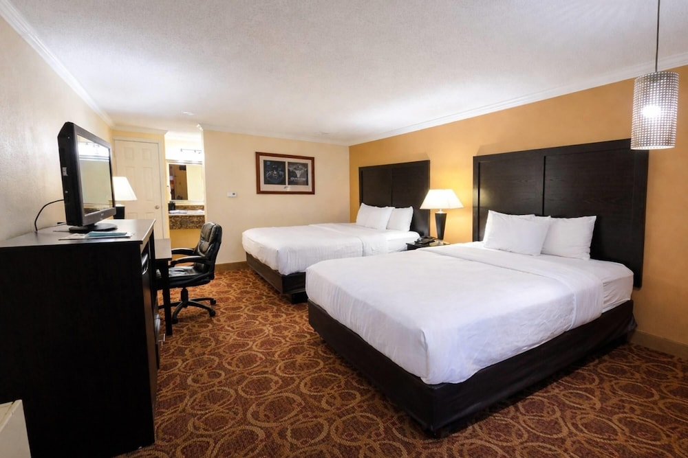 Sturgis Lodge & Suites, Travelodge by Wyndham 11/36
