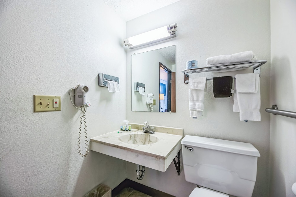 Hotel 8 Fergus Falls 48/49