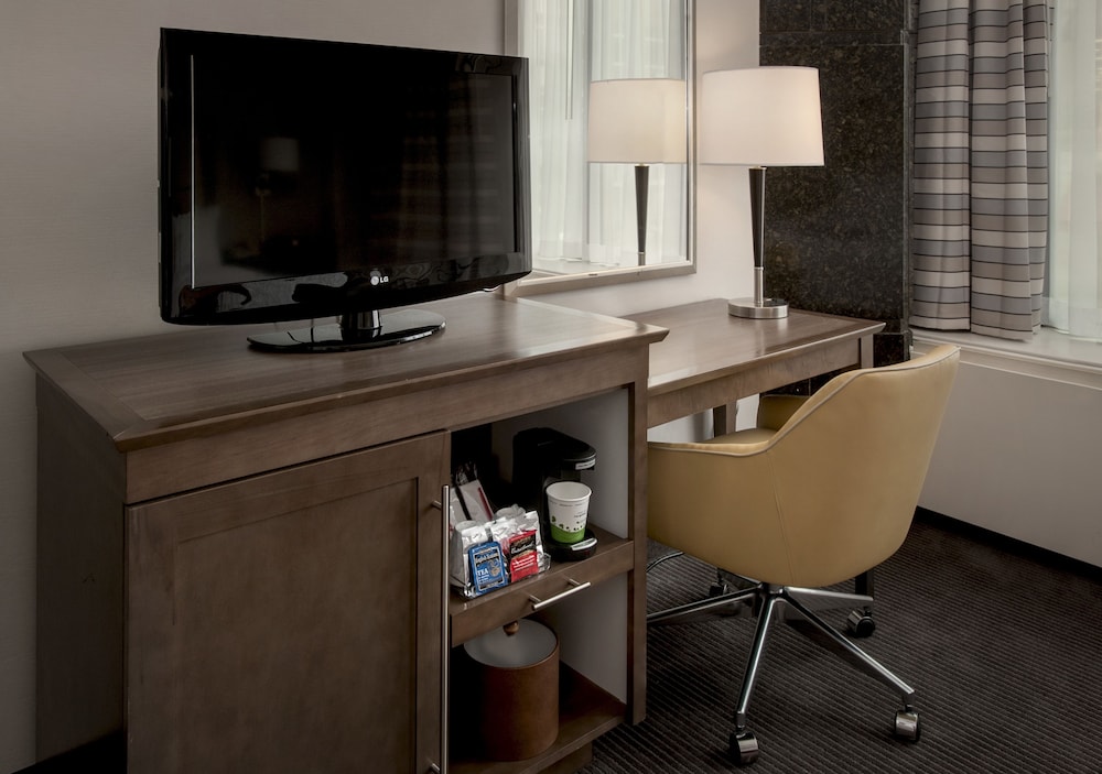 Hampton Inn and Suites Milwaukee Downtown 37/41