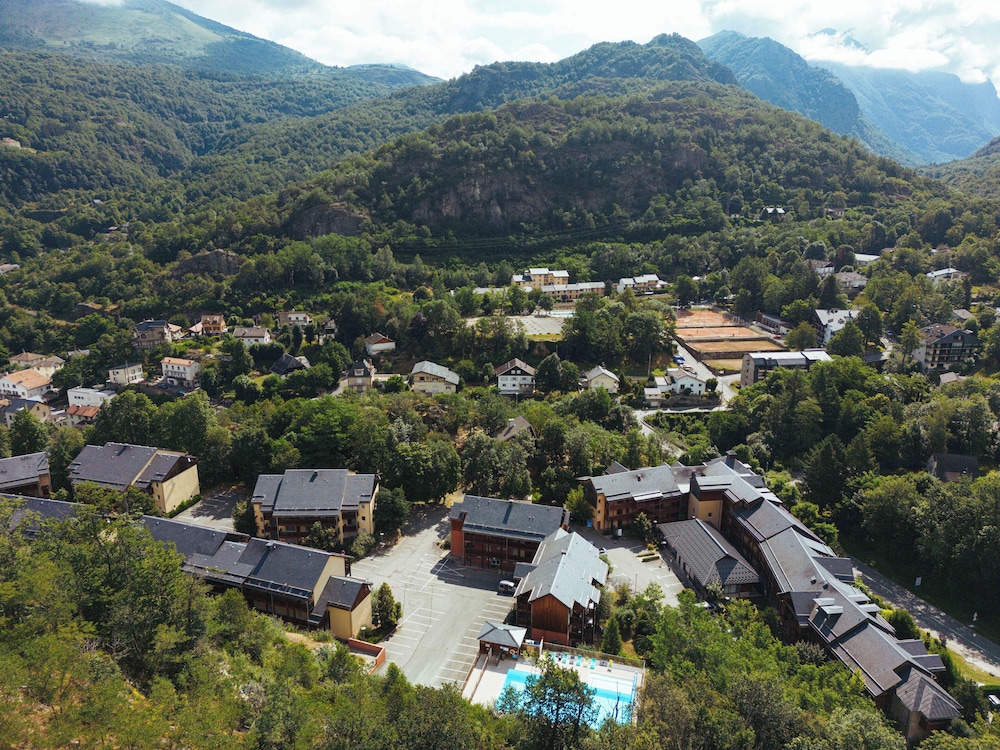 DOMAINE DE LA VALLÉE D´AX 60/63