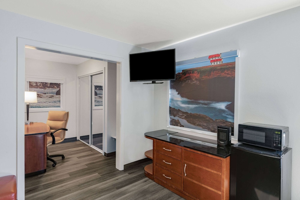 Oceanside Inn and Suites a Days Inn by Wyndham 27/38