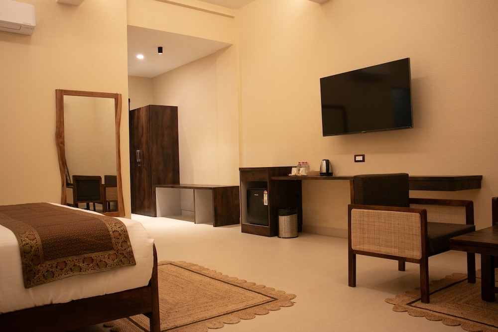 Kashi Anandam Signature Collection by Eight Continents 22/33