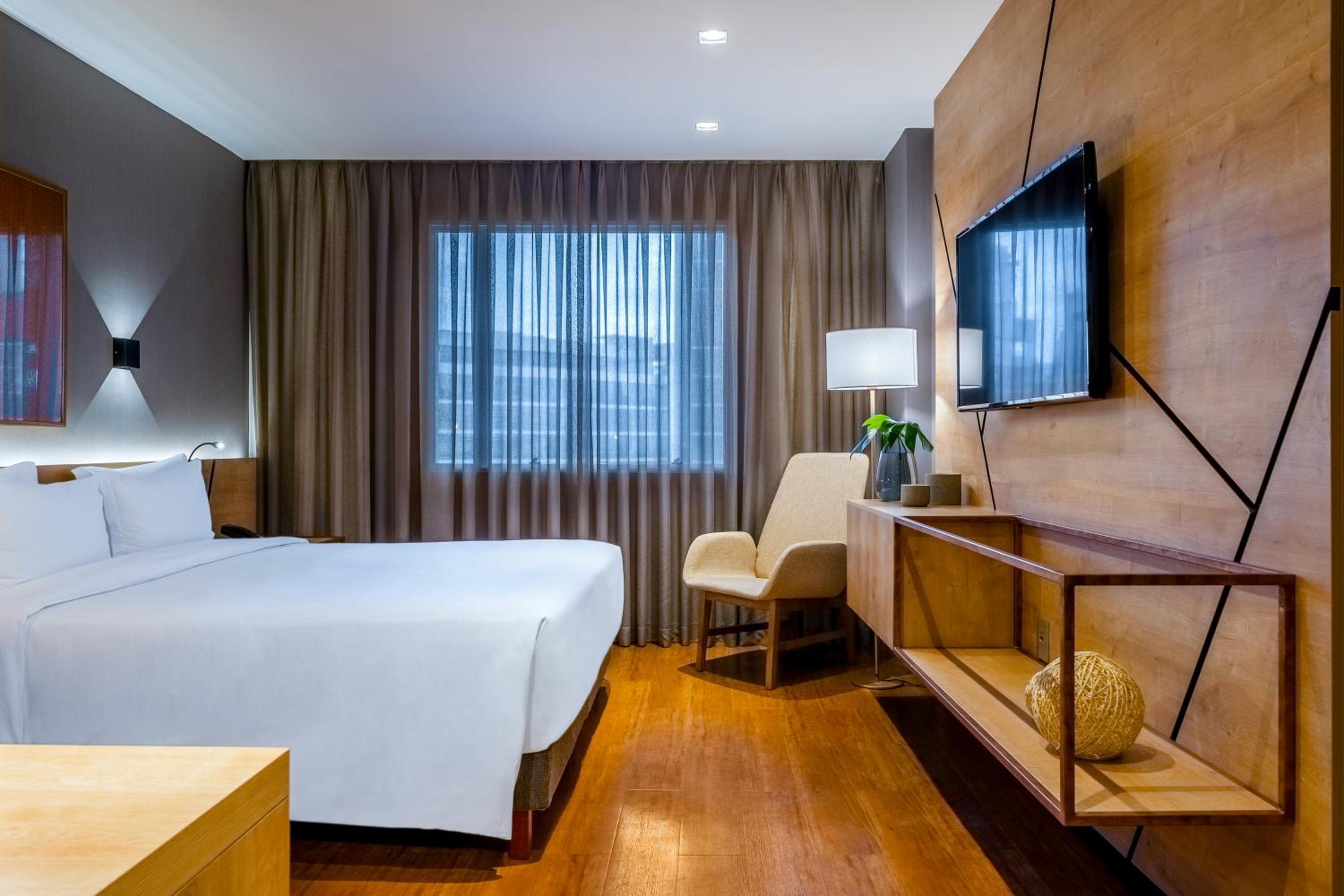 PREMIUM, EXECUTIVE, QUEEN BED
