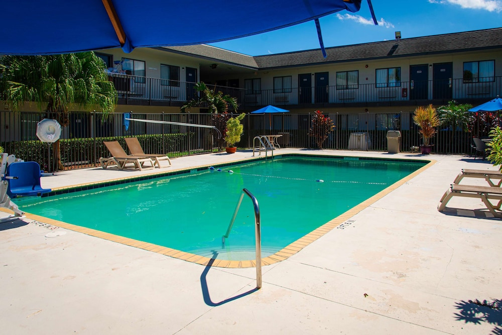 Motel6 Lantana/West Palm Beach, FL 53/60